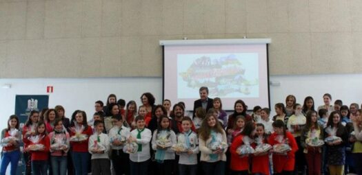 5. Ambasadorul Romaniei in mijlocul participantilor la prima etapa a concursului 2013 [640x480]