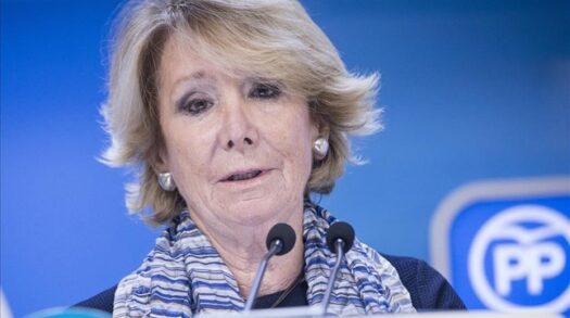 GRA146 MADRID 14 02 2016 - La presidenta del PP de Madrid Esperanza Aguirre ha presentado hoy su dimision en el cargo tras las informaciones aparecidas en los ultimos dias sobre esta formacion que le han llevado a asumir su responsabilidad politica Aguirre ha comparecido en la sede Genova ante los periodistas a las 14 22 horas en una convocatoria que no estaba anunciada En su comparecencia Aguirre ha dicho que la gente quiere gestos y su obligacion es asumir su responsabilidad politica aunque ha explicado que no tiene ninguna responsabilidad material ni puede estar encausada en nada EFE Luca Piergiovanni